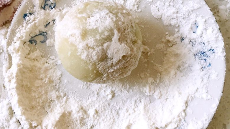 冰皮月饼 简单的制作方法,粘上预留的粉，再入模