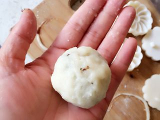 冰皮月饼 简单的制作方法,粉团平均分十份，皮按扁包上馅