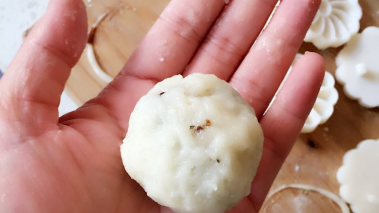 冰皮月饼 简单的制作方法,粉团平均分十份，皮按扁包上馅
