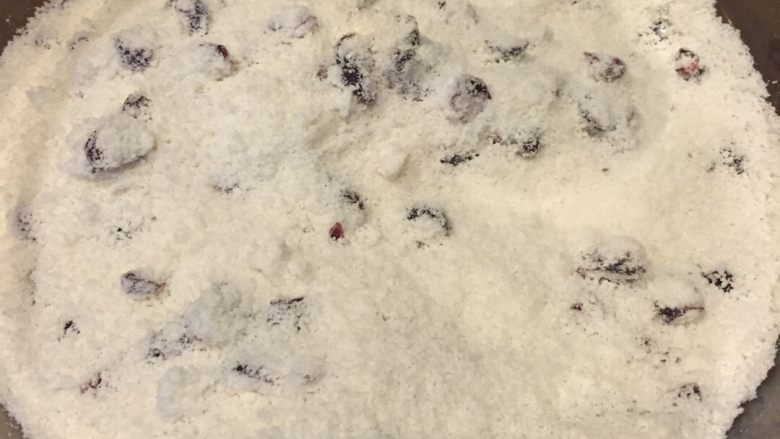 蔓越莓松糕,将蔓越莓切碎后，放入过筛后的细粉内，充分混合