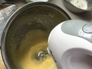 香葱曲奇饼干,黄油软化打蛋器打一下，加入白糖，软化的猪油一直打到发白