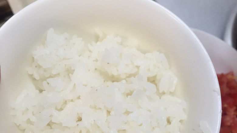 三文鱼蛋包饭,在炒好的菜品内加入煮好的米饭继续翻炒片刻
