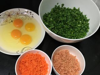 韭菜鸡蛋饺子,韭菜洗净控干水份，切成0.5厘米宽，胡萝卜和火腿肠切成韭菜一样大小