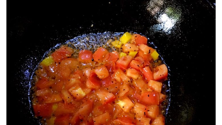 番茄🍅面汤,热锅，倒油，放入<a style='color:red;display:inline-block;' href='/shicai/ 134333'>黑胡椒</a>碎，再放入西红市翻炒，西红柿出汤汁后加水烧开，加入面团，4-5分钟后，关火，倒入蛋液