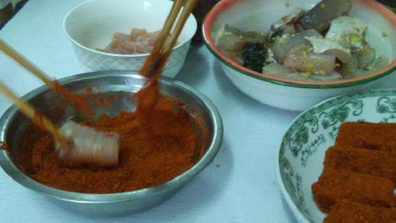 香辣鱼块,将鱼块裹满辣椒粉，不爱吃辣的可以少裹一些，小孩吃的可不沾辣椒。