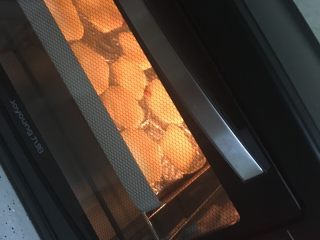 烤土豆片,放预热好的烤箱上下火200度8分钟