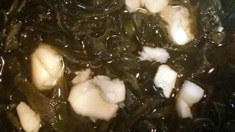 海带金针菇排骨汤,加入海带丝，蒜瓣烧开后转中火慢慢炖煮。
