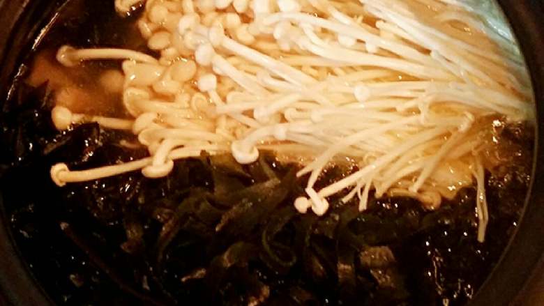 海带金针菇排骨汤,加入金针菇炖至入味。