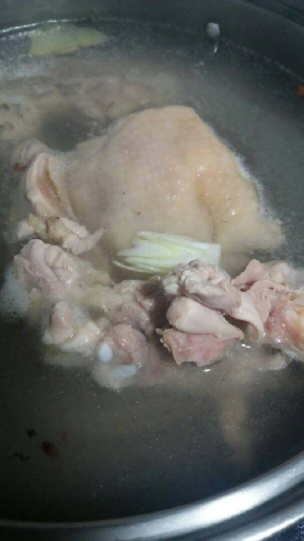 “口水鸡”绅士私房菜,开水煮沸半小时后捞出备用