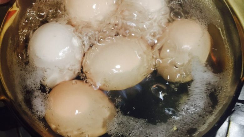 溏心蛋,锅内水开始冒密集气泡时放入鸡蛋，不是烧滚水再放，而是看到从锅底开始不断上升气泡的时候放，煮七分钟。从锅底上升密集气泡到水滚中间大概是40秒到一分钟