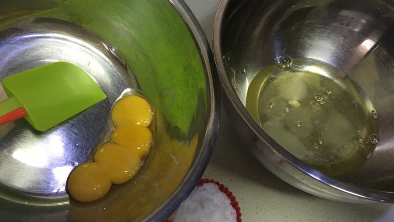 杯子蛋糕,准备两个无水无油的盆子，把蛋清蛋黄分离，注意蛋清一定不能有蛋黄液掉在里面，否则影响打发。