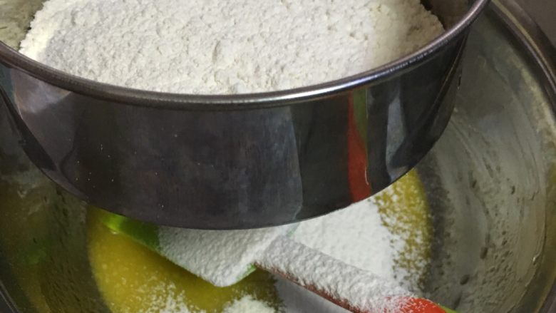 杯子蛋糕,拌好的蛋黄加入过筛面粉，切拌均匀，切记不可画圆圈以免面粉起筋。
