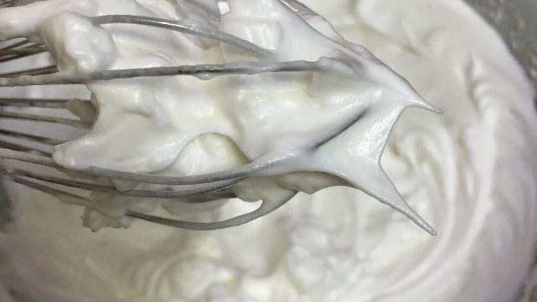 杯子蛋糕,细砂糖B分三次加入蛋清里面，打发至干性发泡，打蛋器上面有尖尖的直角即可。