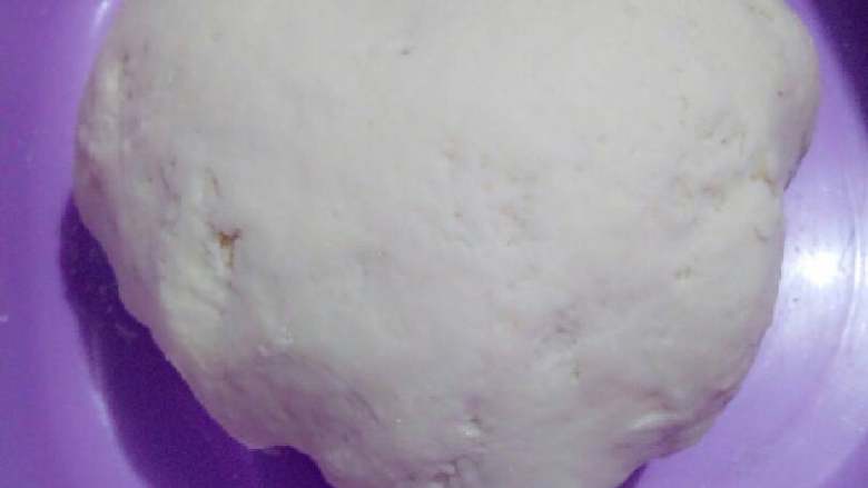 麻辣粉丝香菇豆腐饼,1.把和好的面放盆里用保鲜膜裹好，
ps：和面法根据本宝宝菜谱里10分钟快速发面来完成的