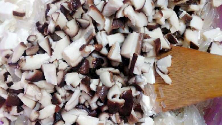 麻辣粉丝香菇豆腐饼,把切好的粉丝，豆腐，香菇到在一起，搅拌均匀