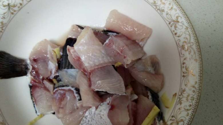 泡椒乌鱼,鱼骨放盐，料酒姜，腌制20分钟