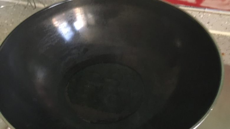 清炒茭白,锅烧热放适量橄榄油，比平时多点儿，茭白吃油