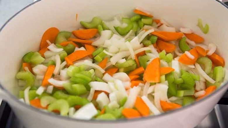 花椰菜奶酪汤,锅烧热，放入黄油，加入洋葱，芹菜，胡萝卜。

