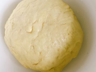 超级松软的牛奶小餐包,取出揉成光滑的面团，盖上湿布，室温发酵2.5倍大小左右，大约需要一小时！