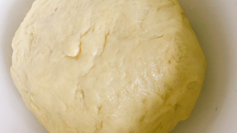 超级松软的牛奶小餐包,取出揉成光滑的面团，盖上湿布，室温发酵2.5倍大小左右，大约需要一小时！