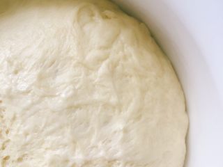 超级松软的牛奶小餐包,发酵好的面团非常有弹性，而且有均匀的小气孔！