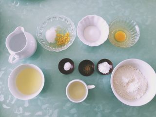 柠檬红茶麦芬,准备好原材料，柠檬表皮洗干净擦成细屑，柠檬压出汁，备用。