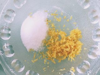 柠檬红茶麦芬,柠檬细屑加入10g细砂糖搅拌均匀腌制30min。