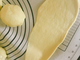 超级松软的牛奶小餐包,依次整形。取一个小面团，擀成长舌状，两边对折，然后由下往上卷起来！也可以根据自己的喜好整别的形状哦！