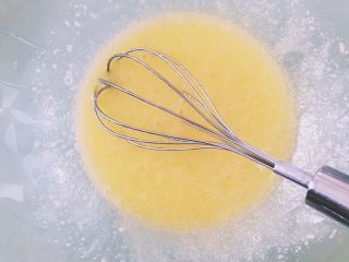 柠檬红茶麦芬,鸡蛋打散，分次加入50g细砂糖搅拌均匀。