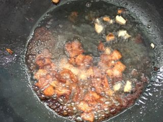 爆炒双色甘蓝,蒜瓣炒香后放入一勺酱油炒香肉片。