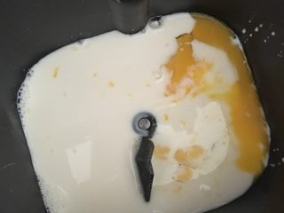 椰蓉面包,先将牛奶、鸡蛋、糖、盐放入面包机