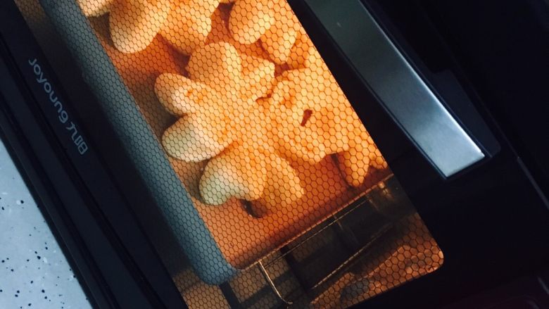 椰蓉面包,放入预热好的烤箱最下层180度30分钟