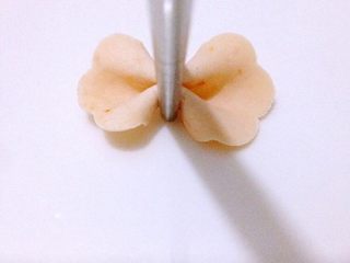 果蔬蝴蝶面-宝宝辅食,再用筷子从中间夹起来。