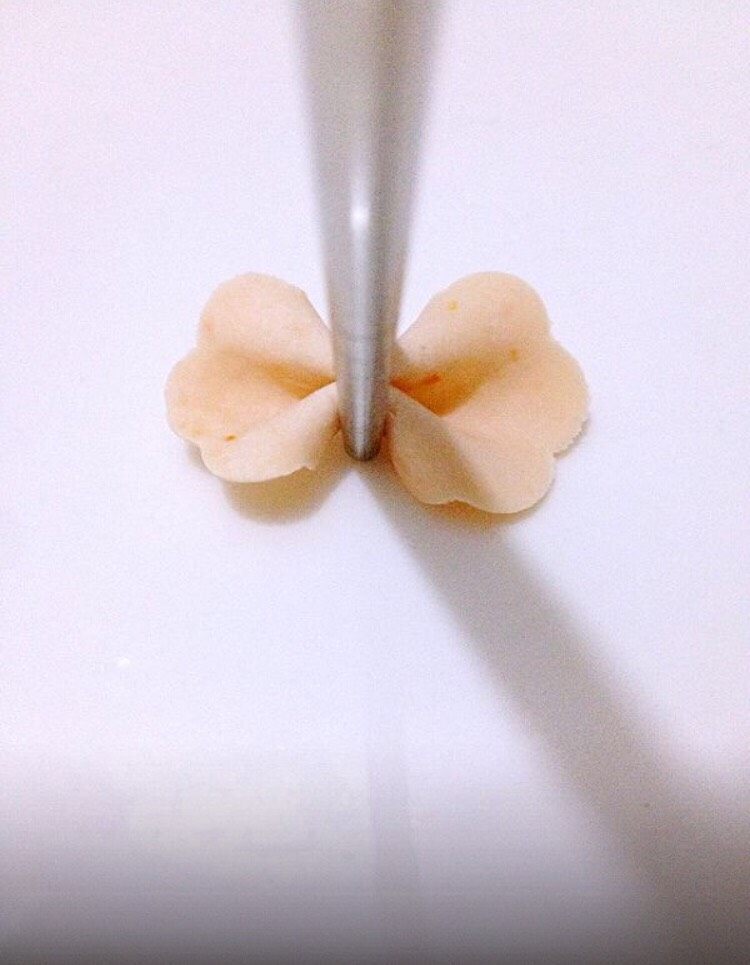 果蔬蝴蝶面-宝宝辅食,再用筷子从中间夹起来。