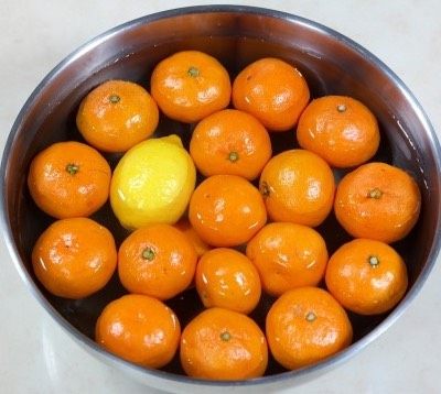 橘子柠檬🍋果酱,准备20个蜜橘一个柠檬🍋放到盆里洗干净，再放到碱水里泡半个小时去污