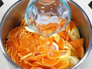 橘子柠檬🍋果酱,把橘子片柠檬片混合在一起放到炖锅里加六杯水
