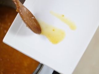 橘子柠檬🍋果酱,糖水煮到粘稠时用小勺子乘一点放在小白板上看看会不会黏在一起。要是不粘就要继续熬。这个步骤很重要！！！