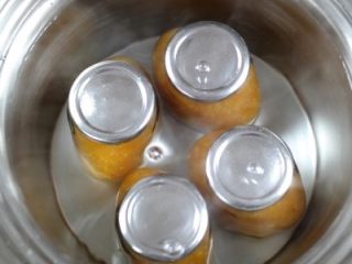 橘子柠檬🍋果酱,盖好盖的果酱放到另一口煮开水的锅里加热。看到瓶子里慢慢的有小气泡上升，知道气泡排尽。这是抽真空。哈哈我也是第一次知道这样抽真空啊