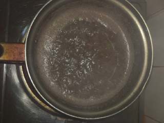 香软芋圆黑芝麻糊,黑芝麻糊要边煮边搅拌哦，否则会粘锅的，中途加冷水再煮沸，至于加多少水合适的问题，喜欢吃稠的就少加水，反则多加点就可以了😁