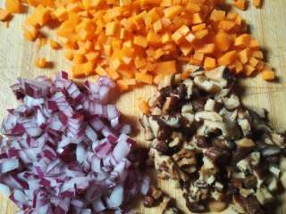 鸡翅包饭,香菇提前泡好后切小丁，胡萝卜洋葱洗净切小丁。