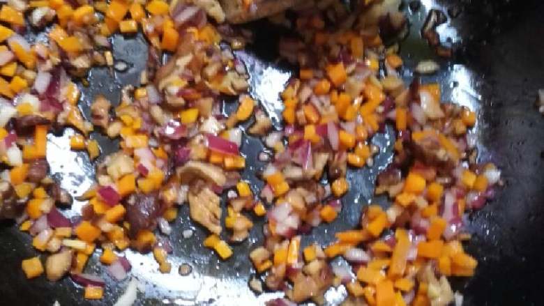 鸡翅包饭,锅加入适量油烧热，放入香菇，洋葱，胡萝卜炒出香味。
