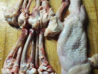鸡翅包饭,鸡翅洗净（在挑选鸡翅不要挑皮破的），先去翅根部分，把连着肉跟骨头筋用刀划开，然后刀紧贴着骨头把皮和肉往下拉，拉到关节处将骨头扭断，再用同样方法去翅根部分骨头。