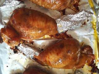鸡翅包饭,烤箱预热，上下火200℃，入中层烤15 分钟，取出用锡纸把鸡尖包住（防止烤焦），刷上蜂蜜继续烤10分钟即可。