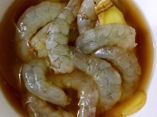 水晶虾饺,鲜虾去头去壳，清理虾线，加料酒，生姜，盐腌一会备用。