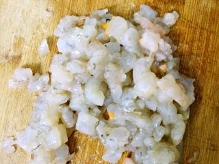 水晶虾饺,腌制过的虾仁切成粒。