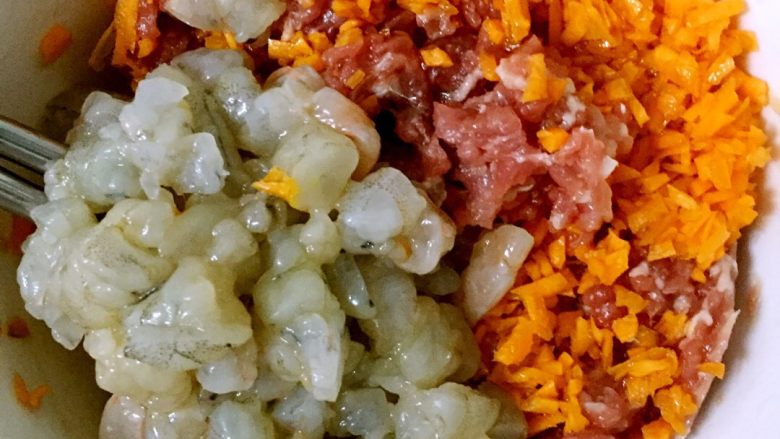 水晶虾饺,将肉末，胡萝卜，虾仁粒放一起搅拌均匀。尝下味道看下咸淡适宜即可。