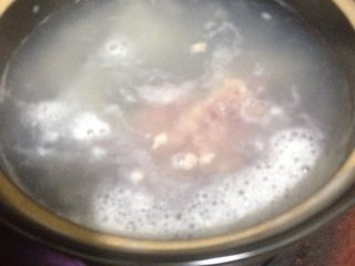懒人皮蛋瘦肉粥,绰好的肉倒进稀饭砂锅里，姜。皮蛋也一起倒进去。大火熬。搅一下别粘锅