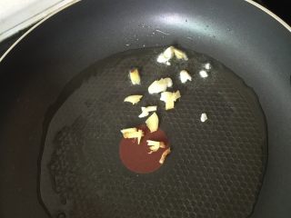 香焖鸡中翅,锅中放入油加生姜蒜