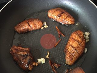 香焖鸡中翅,正反面煎一会儿 因为放了生粉比较容易糊锅 
