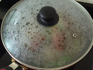 香焖鸡中翅,收水时不断搅拌 即可起锅！